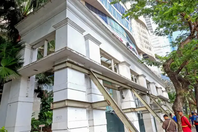 Pemkot Surabaya Mulai Bongkar Fasad Eks Toko Nam di Embong Malang, Target Rampung Maksimal 5 Hari