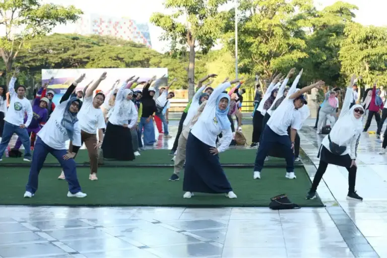 UNAIR Gelar Jalan Sehat dan Cek Kesehatan Gratis, Dorong Kesadaran Hidup Sehat di Kalangan Masyarakat