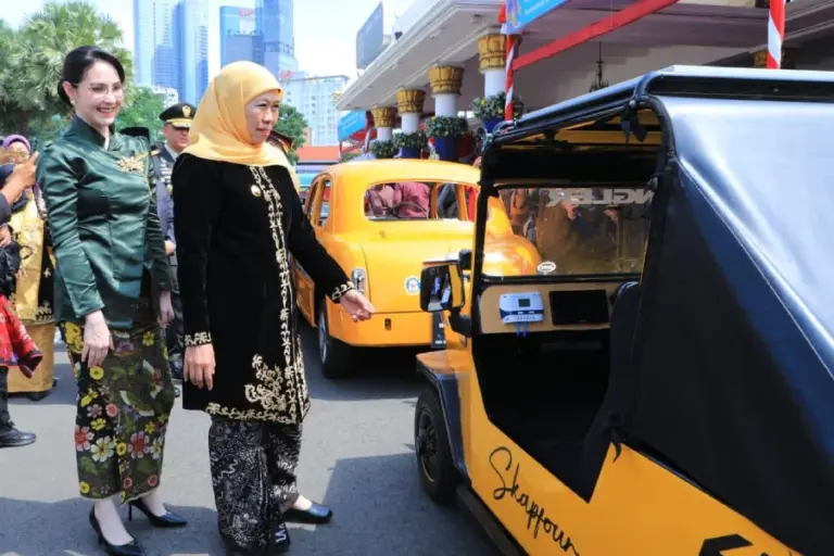 Konvoi Kendaraan Listrik Siswa SMK Semarakkan Hardiknas 2026 di Grahadi, Khofifah Apresiasi Inovasi Pendidikan Vokasi Jatim