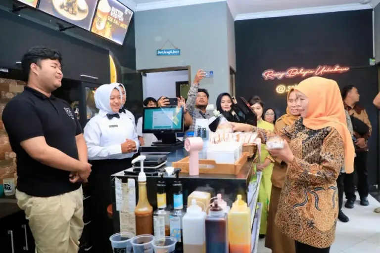 Gubernur Khofifah Sebut Keterserapan Lulusan SMK Jatim Terus Meningkat, Program BMW Dinilai Efektif Tekan Pengangguran