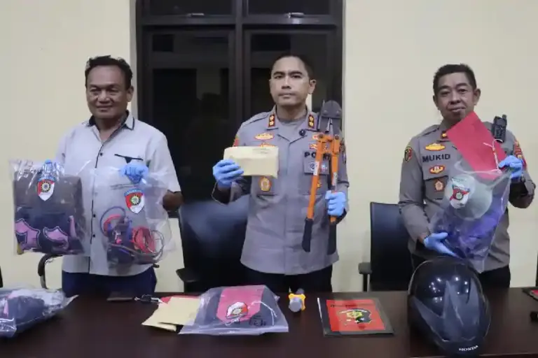 Polres Pacitan Bongkar Komplotan Pencuri Kotak Amal, Beraksi di 7 Masjid Lintas Kecamatan Polres Pacitan menangkap komplotan pencuri kotak amal dan perangkat masjid yang beraksi di tujuh lokasi berbeda di Pacitan.