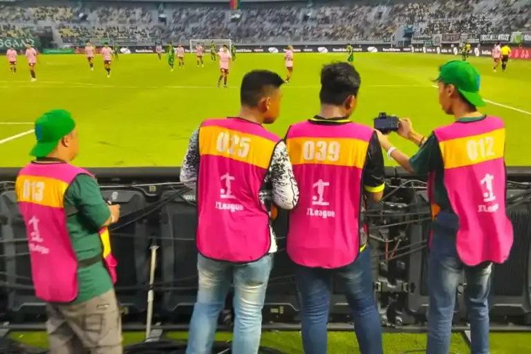 Persebaya Buka Akses Inklusif, Anak Disabilitas Rasakan Pengalaman Jadi Fotografer Profesional di GBT Persebaya mengundang komunitas Disabilitas Berkarya memotret langsung dari pinggir lapangan saat laga kontra Persik Kediri di Stadion GBT.
