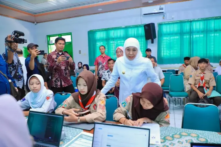 Gubernur Khofifah Pantau Langsung Proses Verifikasi SPMB di Madiun, Pastikan Verifikasi Terjadwal, Perlancar Proses Pengambilan PIN SPMB Tahun 2026