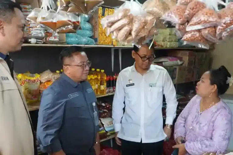 Harga Beras dan Minyakita di Jawa Timur Tetap Stabil, Bulog Genjot SPHP dan Bantuan Pangan Harga beras dan Minyakita di Jawa Timur tetap stabil. Bulog mempercepat penyaluran SPHP, bantuan pangan, dan distribusi Minyakita untuk kendalikan inflasi.