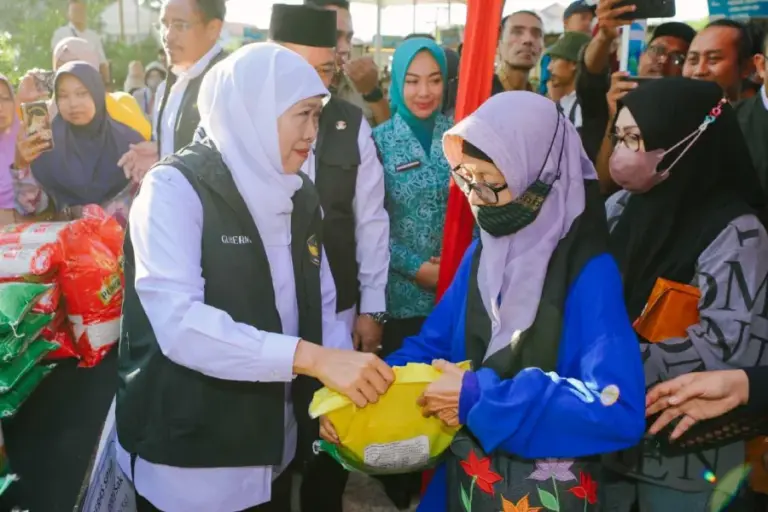 Gubernur Khofifah Gelar Pasar Murah di Wisata Kuliner Gladak Serang Probolinggo, Tegaskan Kehadiran Pemerintah Jaga Daya Beli dan Kendalikan Inflasi