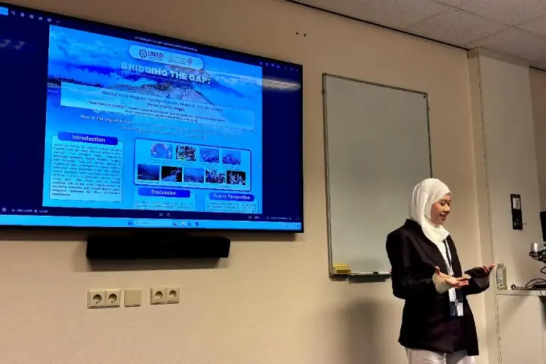 Mahasiswa FIKKIA UNAIR Presentasikan Riset Travel Medicine di Belanda, Soroti Keselamatan Pendaki Kawah Ijen