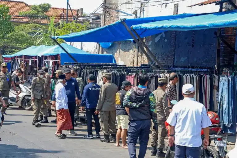 Kembalikan Fungsi Saluran, Pemkot Surabaya Tertibkan Lapak PKL di Jalan Gembong Tebasan