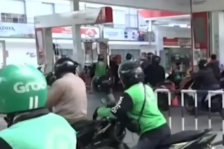 Harga Pertamax Naik, Guru Besar UPI Soroti Efisiensi Energi dan Swasembada sebagai Solusi Jangka Panjang Ilustrasi SPBU