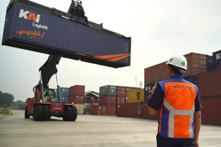 Angkutan KA Kontainer KAI Logistik Tembus 1,19 Juta Ton, Dorong Logistik Hijau dan Efisiensi Nasional KAI Logistik mencatat angkutan KA kontainer 1,19 juta ton hingga Mei 2026, memperkuat logistik nasional yang efisien dan berkelanjutan.
