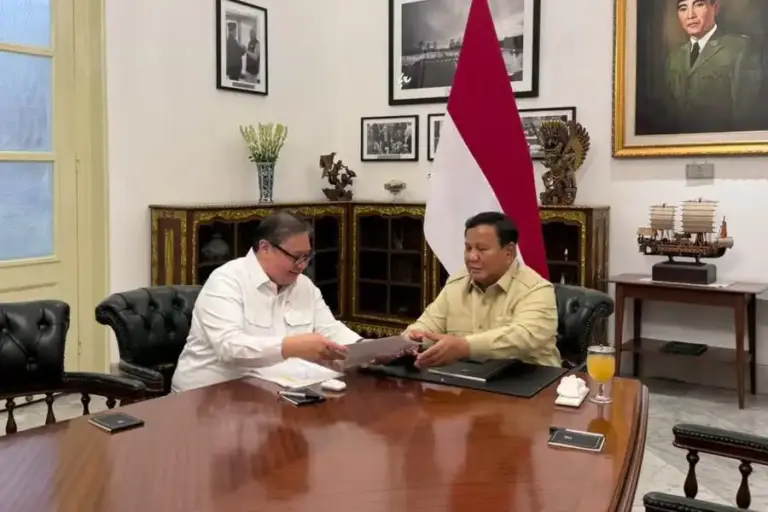Pemerintah Luncurkan 8 Kebijakan Stimulus Ekonomi Semester II-2026 Senilai Rp26,34 Triliun Menteri Koordinator Bidang Perekonomian Airlangga Hartarto dan Presiden Prabowo