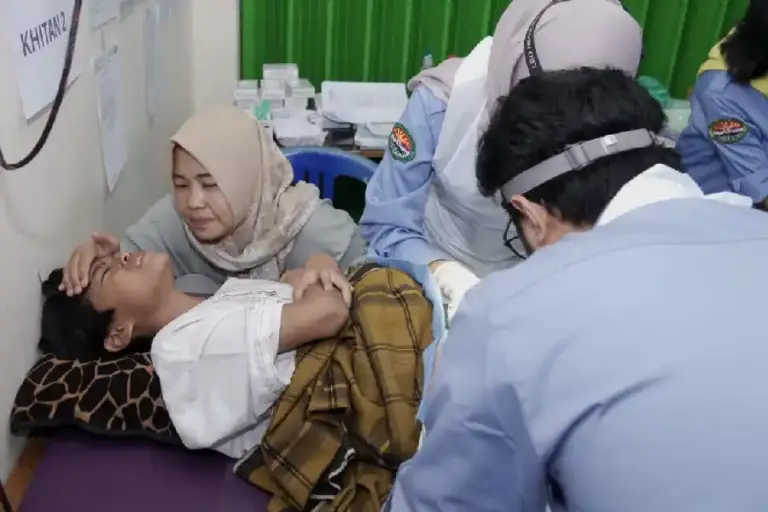 Khitanan Massal Gratis di Sidoarjo, Rotary Club Persada Gandeng FK UNAIR dan UROBAYA Bantu 25 Anak Rotary Club Sidoarjo Persada bersama FK UNAIR dan UROBAYA menggelar khitanan massal gratis bagi 25 anak dari keluarga prasejahtera.Rotary Club Sidoarjo Persada bersama FK UNAIR dan UROBAYA menggelar khitanan massal gratis bagi 25 anak dari keluarga prasejahtera.