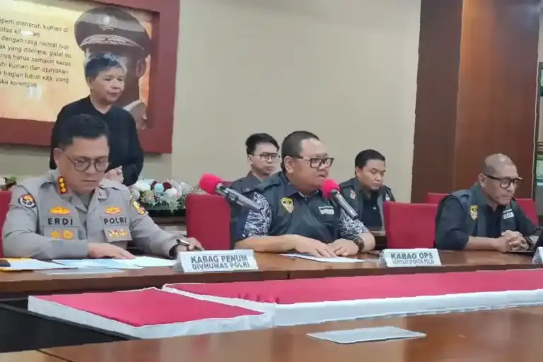 Polri menetapkan empat tersangka korupsi penjualan BBM nontunai PT Pertamina Patra Niaga. Kerugian negara berdasarkan audit BPK diperkirakan mencapai Rp486 miliar.