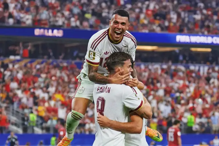 Roberto Martinez Mundur dari Portugal, Era Piala Dunia Cristiano Ronaldo Berakhir Tragis Ekspresi kegembiraan Timnas Spanyol usai runtuhkan gawang Portugal. Selecao das Quinas terpaksa terhenti di babak 16 besar Piala Dunia 2026 (sumber foto: facebook/SeFutbol)